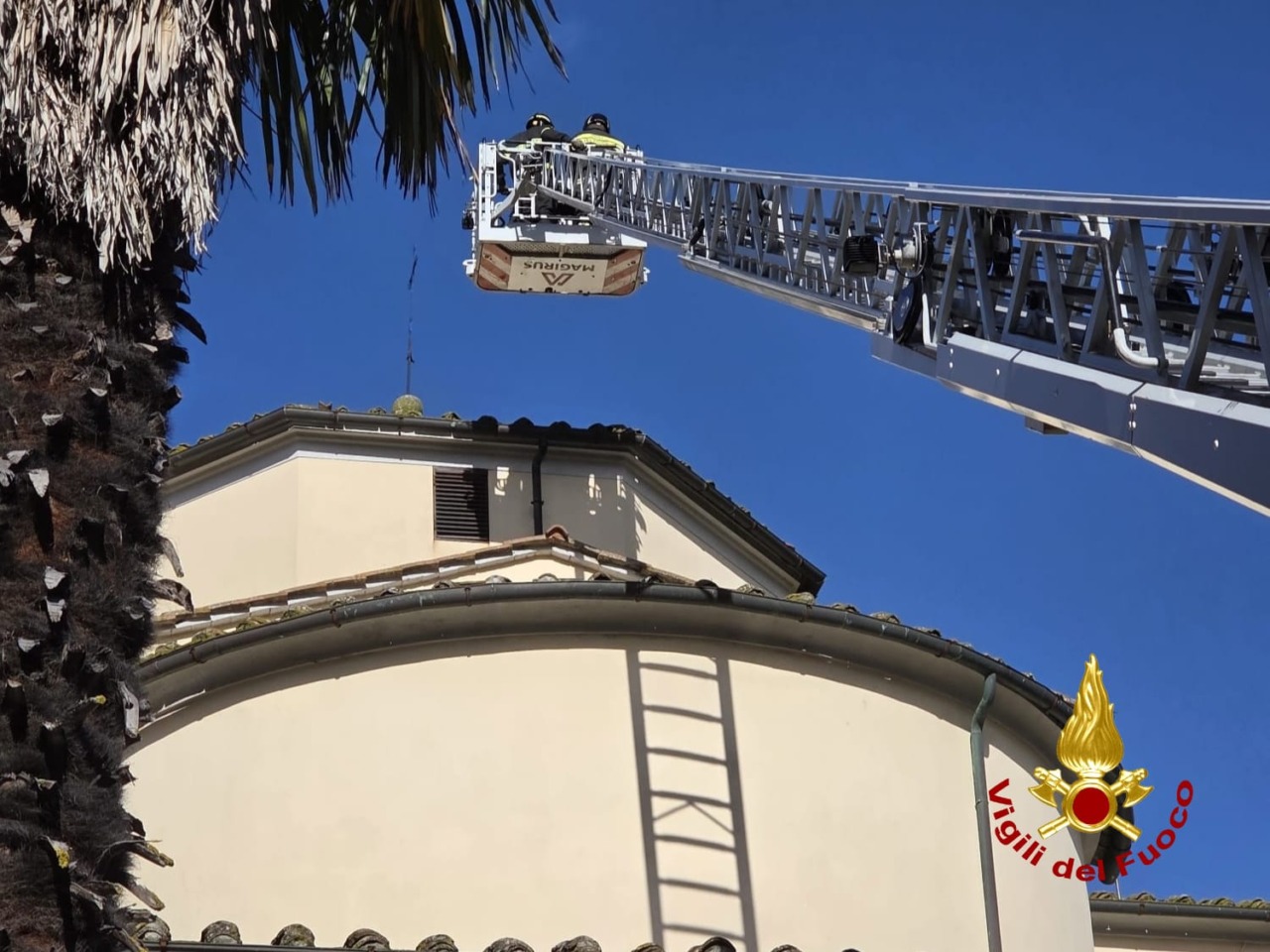 Colpo di fulmine al campanile dell’abbazia di San Bartolomeo Apostolo a Capannoli