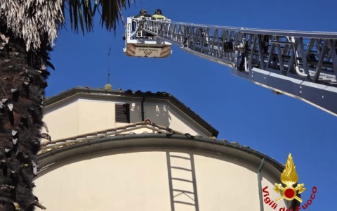Colpo di fulmine al campanile dell’abbazia di San Bartolomeo Apostolo a Capannoli