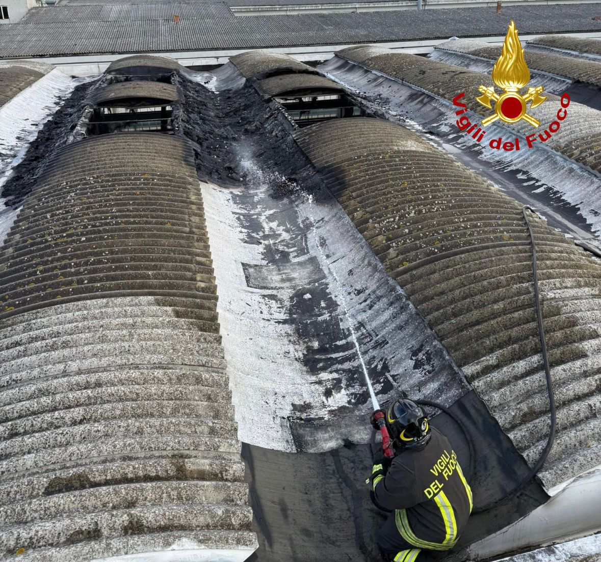 Incendio sul tetto di una fabbrica a Perignano