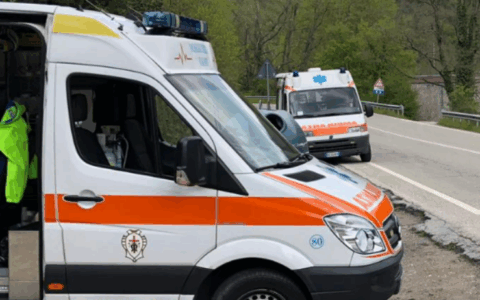 Pisa: furgone perde il controllo e si schianta contro un’auto