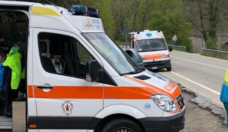 Pisa: furgone perde il controllo e si schianta contro un’auto