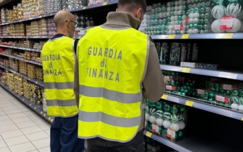 Maxi operazione della Guardia di Finanza: sequestrati oltre 5.500 articoli natalizi non sicuri