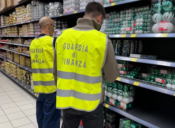 Maxi operazione della Guardia di Finanza: sequestrati oltre 5.500 articoli natalizi non sicuri