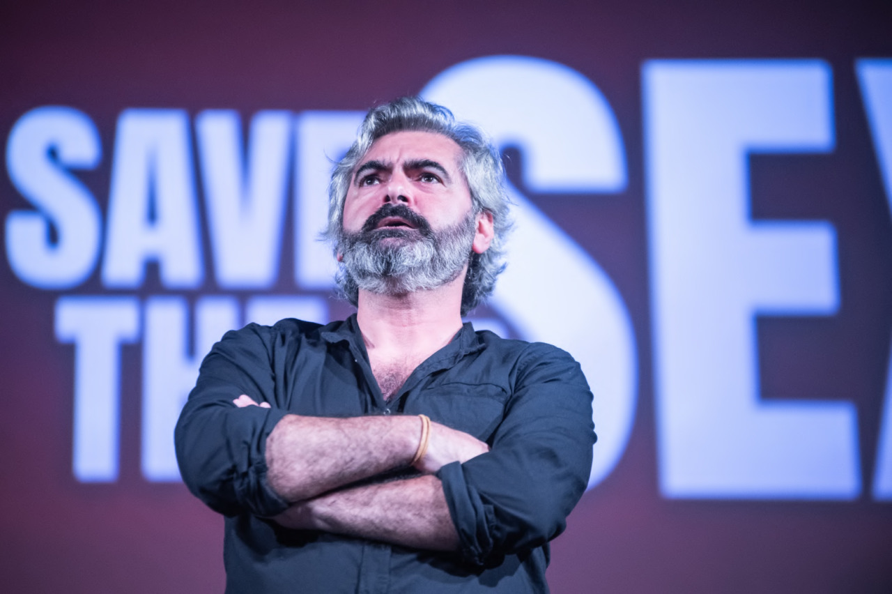 Stefano Santomauro in scena a Bientina con lo spettacolo ‘God Save The Sex’