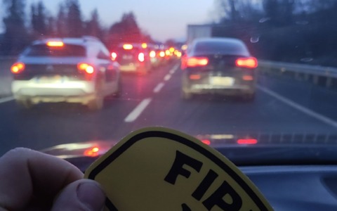 Fi-Pi-Li Trophy: adesivi gratuiti per automobilisti, un’iniziativa virale