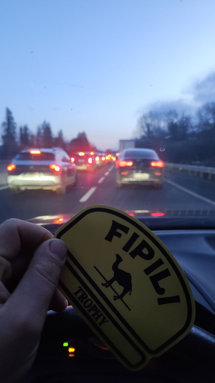 Fi-Pi-Li Trophy: adesivi gratuiti per automobilisti, un’iniziativa virale