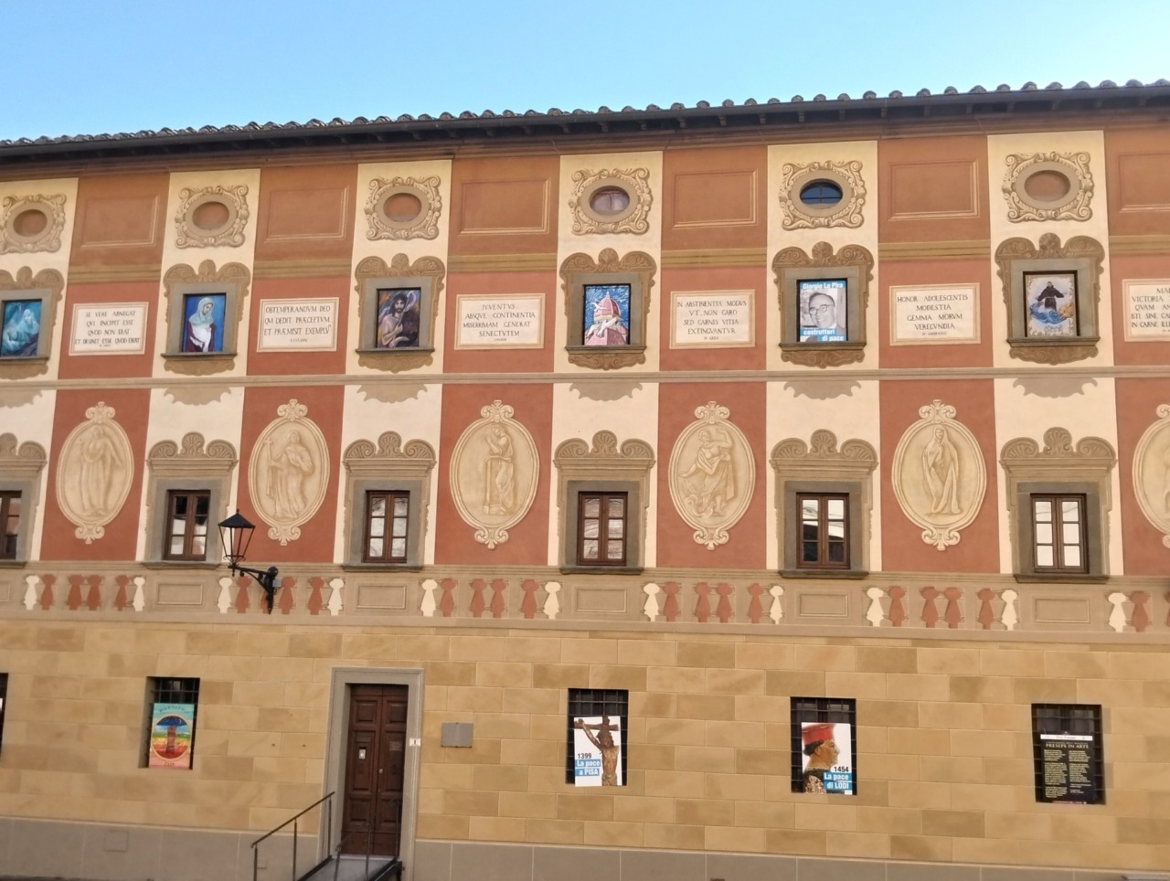 Il presepe artistico della pace si presenta dalle finestre del seminario