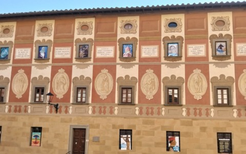 Il presepe artistico della pace si presenta dalle finestre del seminario