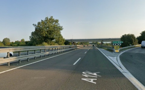 Incidente sulla A12: scontro tra auto e camion provoca feriti