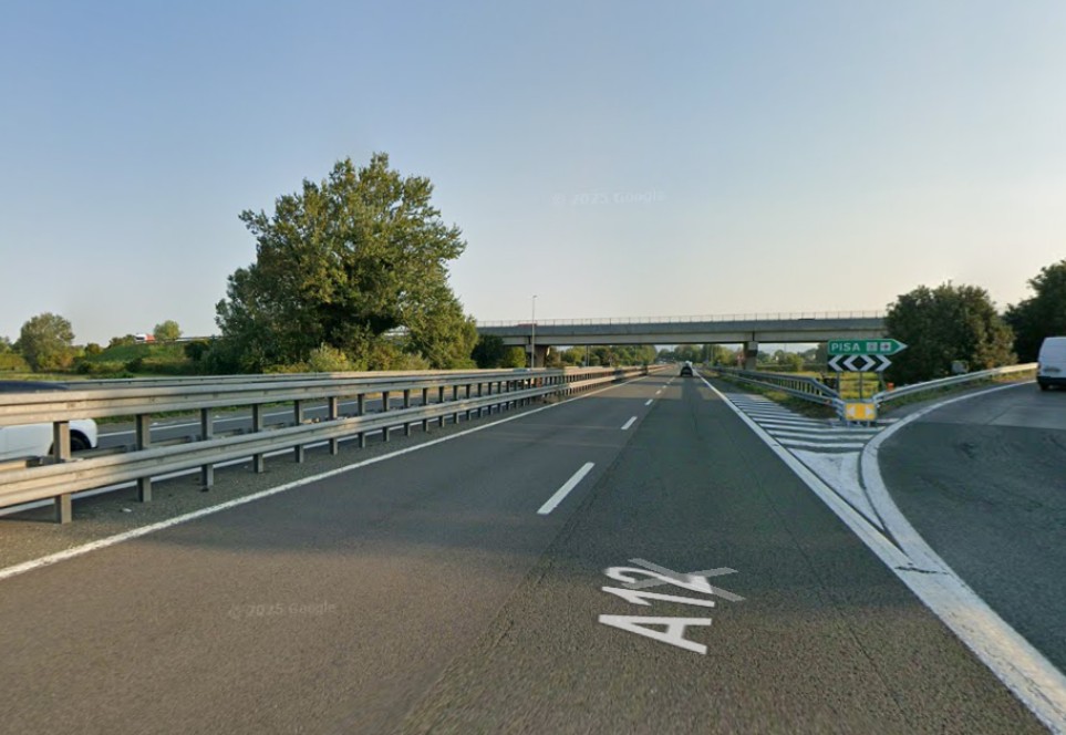 Incidente sulla A12: scontro tra auto e camion provoca feriti