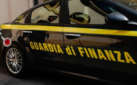 Pisa, aggressione a agenti della Gdf durante intervento