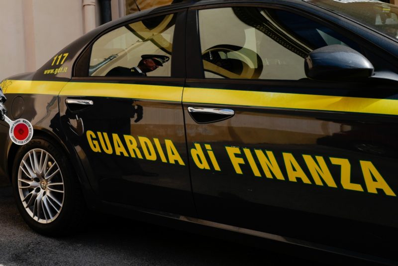 Pisa, aggressione a agenti della Gdf durante intervento