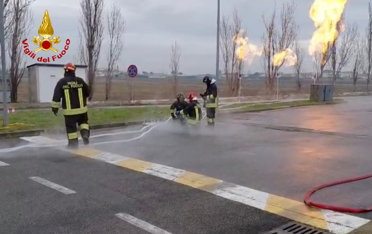 Svuotamento del serbatoio GNL presso l’area di servizio della FI-PI-LI