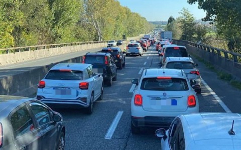 Incidente tra quattro veicoli sulla Fi-Pi-Li: circolazione in crisi