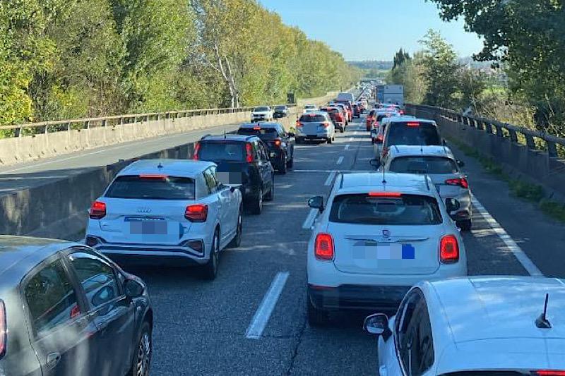 Incidente tra quattro veicoli sulla Fi-Pi-Li: circolazione in crisi