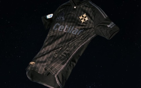 Pisa presenta una maglia unica per il match contro il Milan