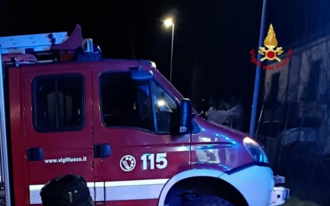 Cascina (Pisa), incendio in rimessaggio provoca intossicazione