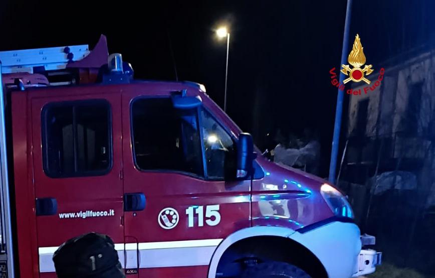 Cascina (Pisa), incendio in rimessaggio provoca intossicazione