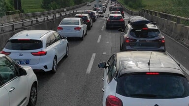Incendio di un’auto sulla Fipili a Pontedera: conducente in salvo, traffico bloccato