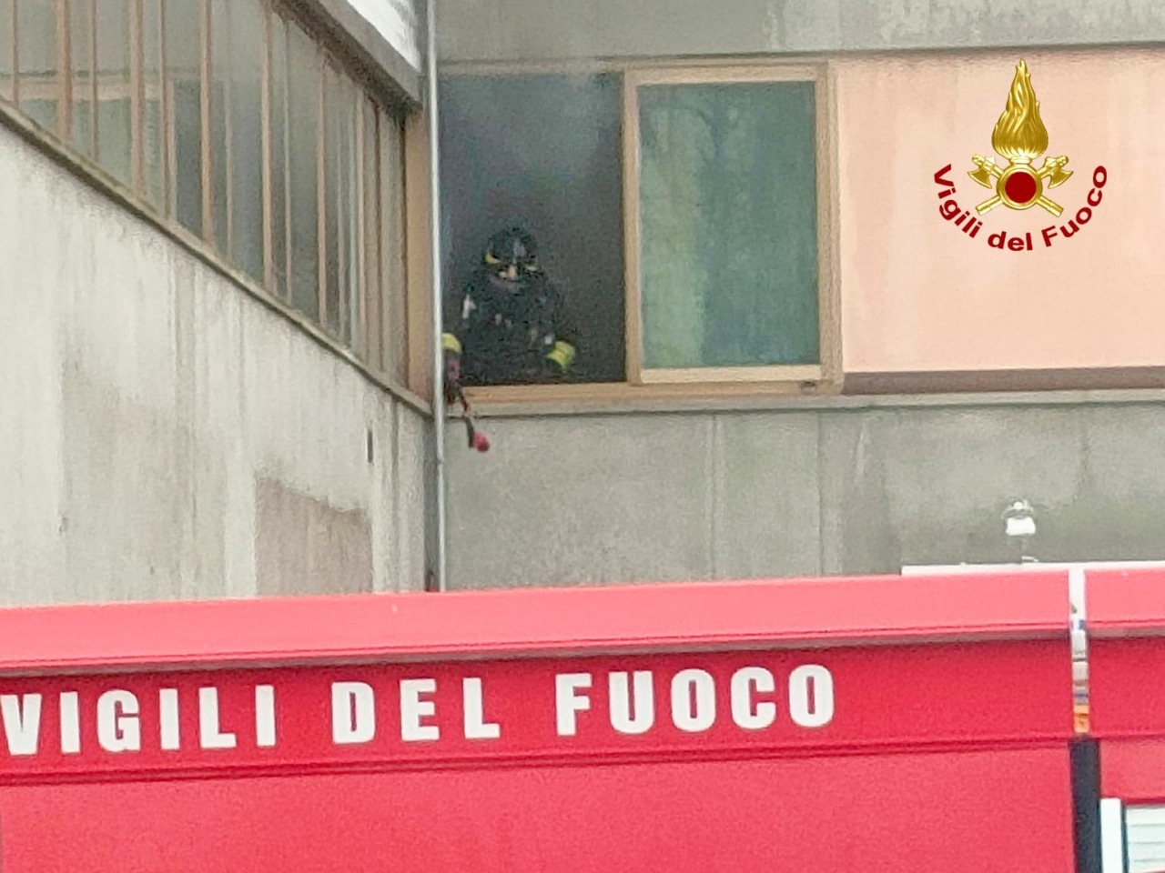 Incendio in un appartamento a Pontedera: una donna perde la vita