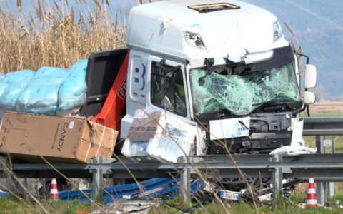 Incidente tra mezzi pesanti, traffico paralizzato sulla A12 nel tratto Viareggio-Pisa Nord