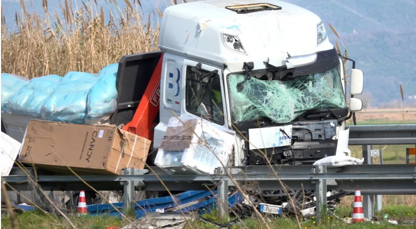 Incidente tra mezzi pesanti, traffico paralizzato sulla A12 nel tratto Viareggio-Pisa Nord