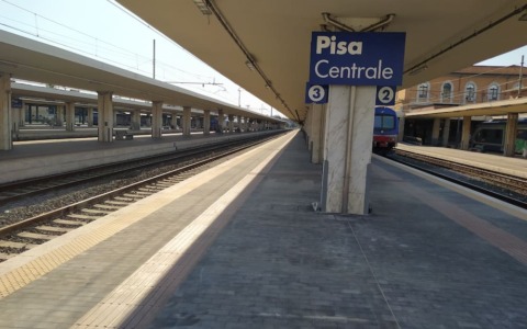 Pisa, manifestazione ferma treno carico di mezzi militari