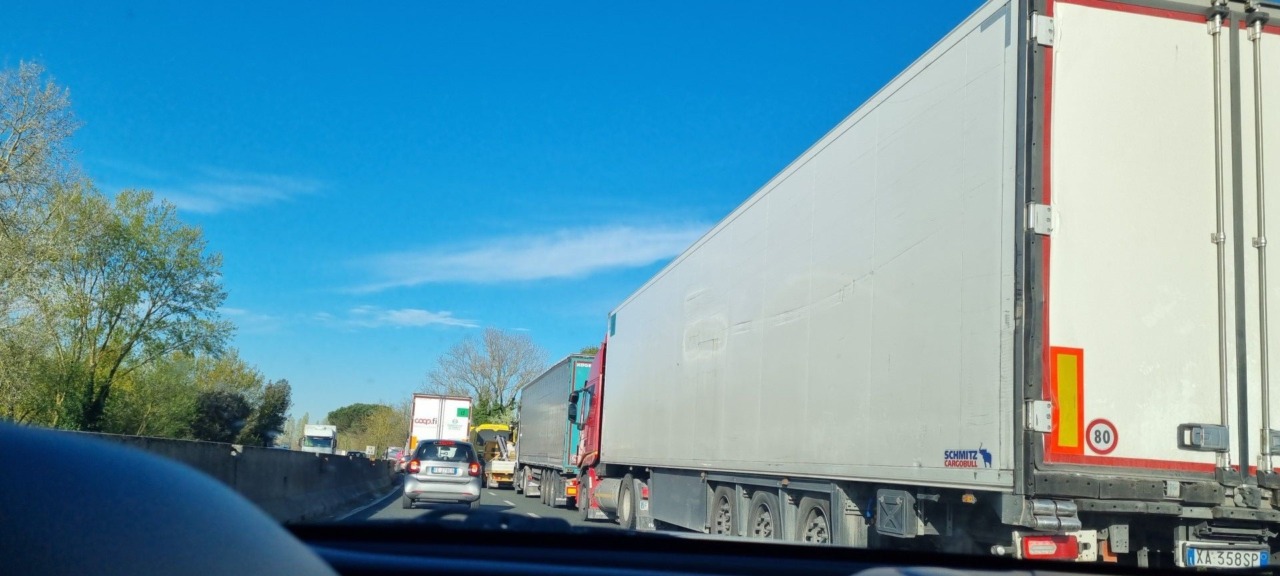 Quattro incidenti sulla Fi Pi Li, traffico in tilt per numerosi veicoli coinvolti