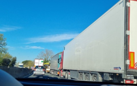 Quattro incidenti sulla Fi Pi Li, traffico in tilt per numerosi veicoli coinvolti