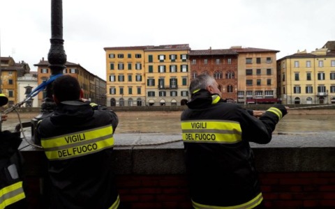 Ritrovato un cadavere nel fiume Arno a Pisa: corpo in stato avanzato di decomposizione