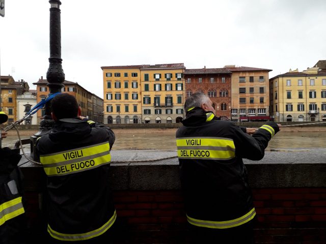 Ritrovato un cadavere nel fiume Arno a Pisa: corpo in stato avanzato di decomposizione