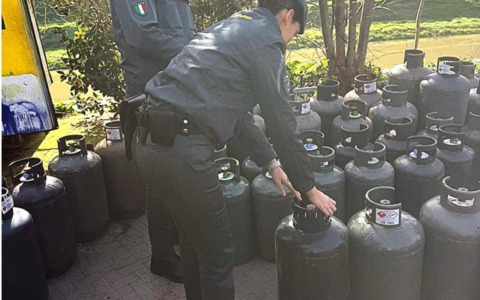 Sequestro di Gpl irregolare: 127 bombole e due denunciati dalla Guardia di Finanza