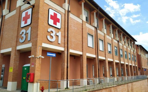 Uomo di 40 anni colpito con una mazza da baseball: ricoverato in ospedale