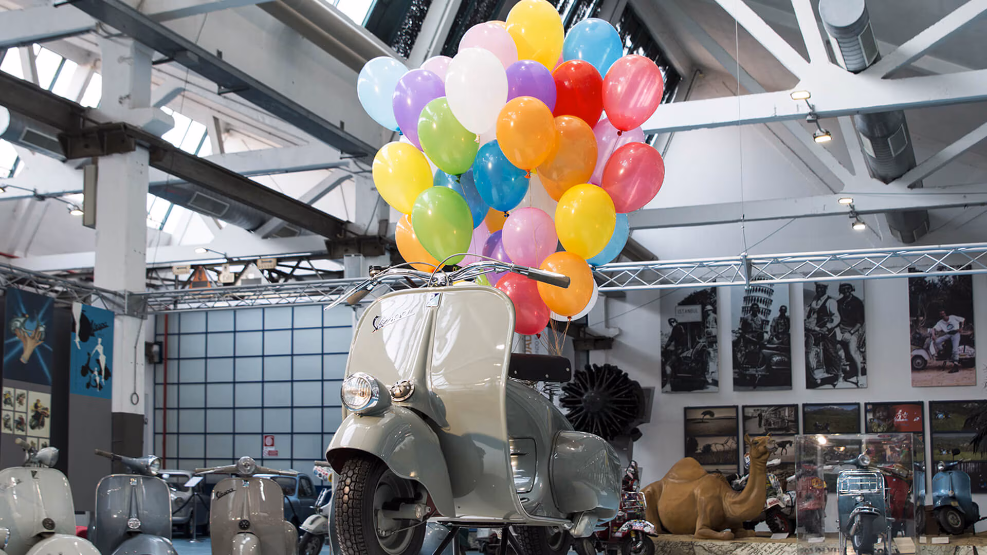 Celebrazioni per gli 80 anni della Vespa a Pontedera tra arte e installazioni