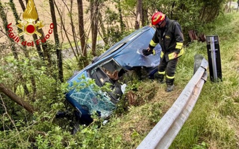 Rimasto incastrato dopo un’uscita di strada