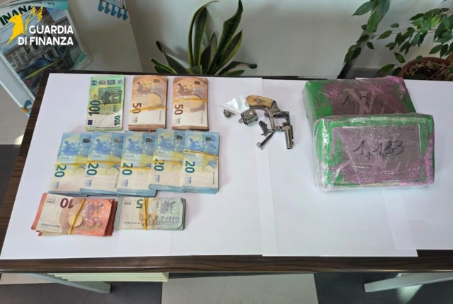 Sequestro di cocaina e armi, due albanesi in manette nel Pisano